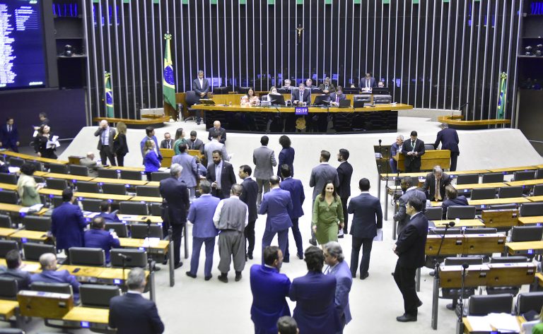 Eleições 2024: Mais de 60 deputados devem concorrer a prefeituras