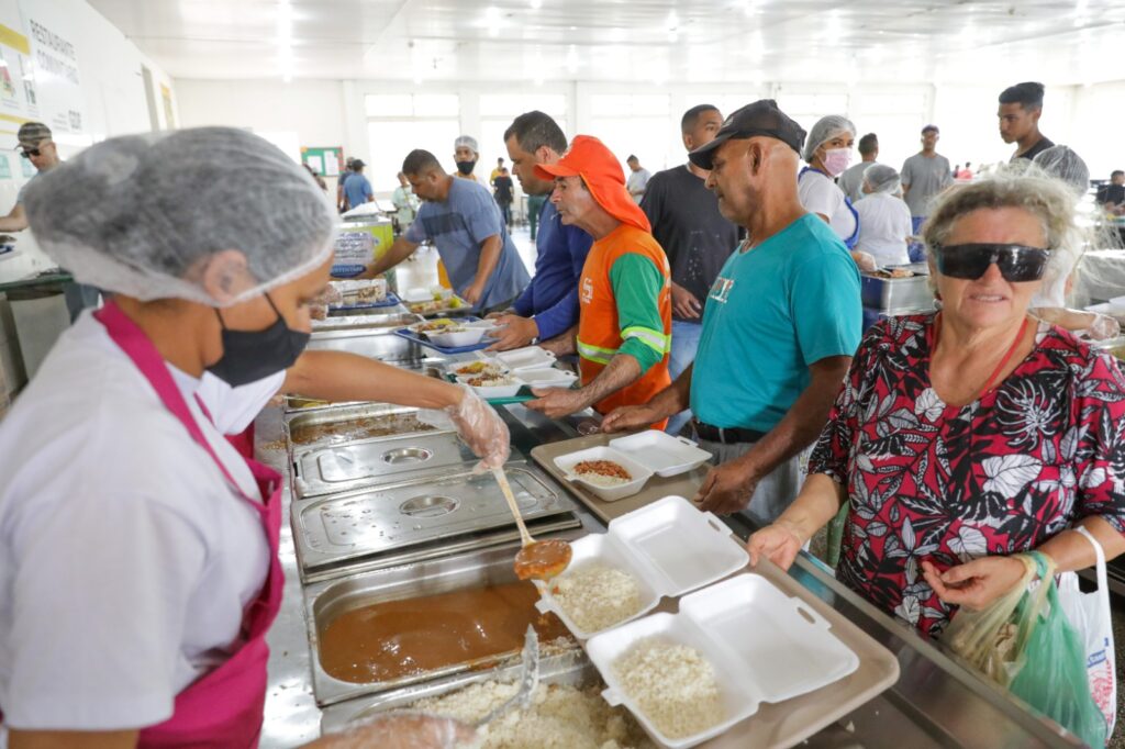 Restaurantes comunitários do DF oferecem duas refeições por turno