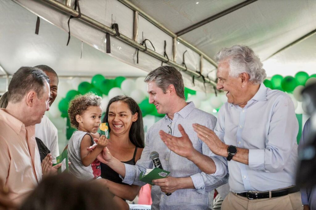 Governador Caiado entrega benefícios sociais em Águas Lindas de Goiás