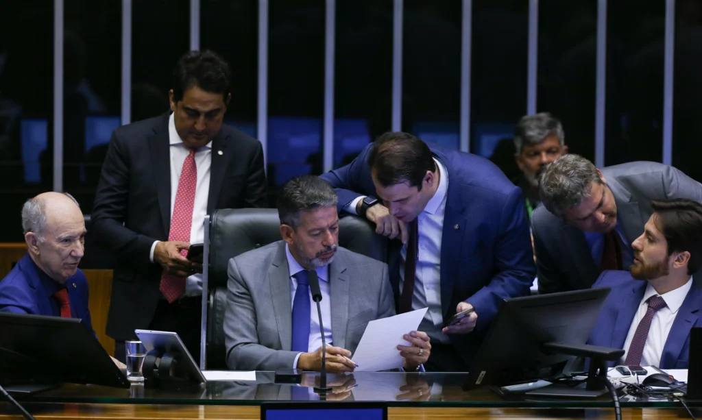 Câmara dos Deputados aprova projeto de lei de taxação para super-ricos