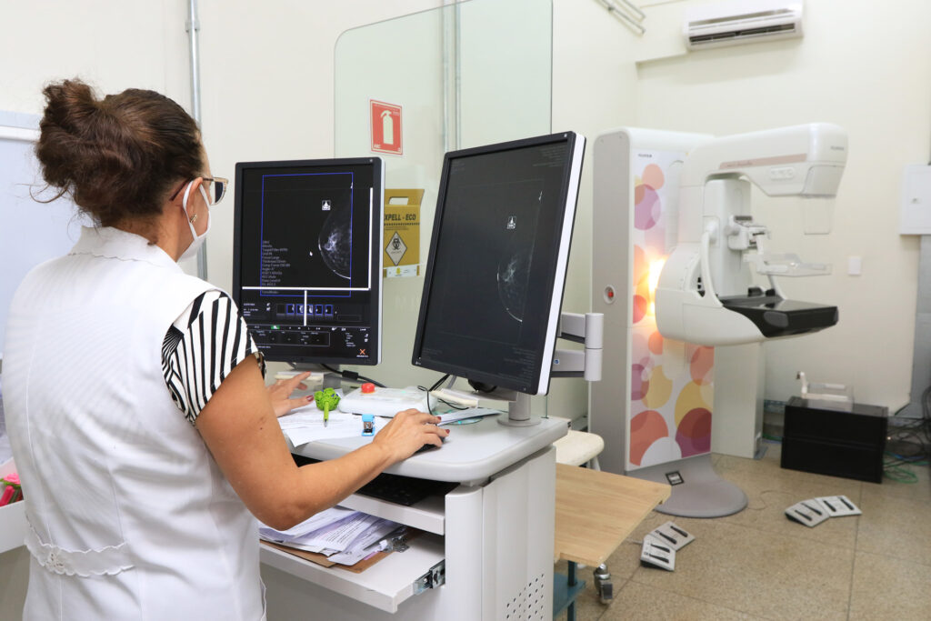 Outubro Rosa: DF triplica exames e reduz fila para mamografia em 80%