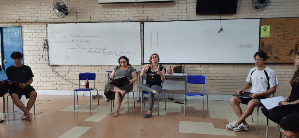 Oficina de leitura dramática prepara estudantes para gravações da radionovela “De Repente Independente”