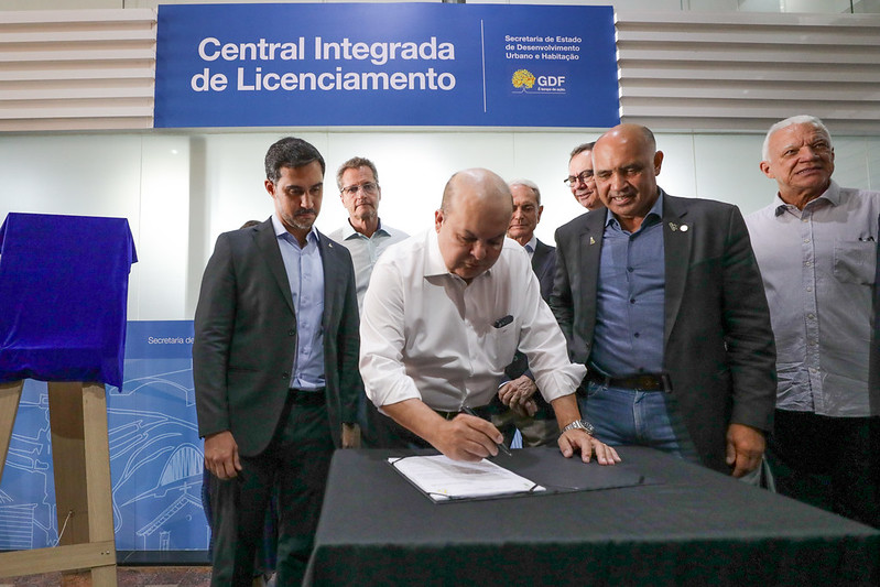 Ibaneis sanciona lei de parcelamento do solo durante inauguração do Balcão Único