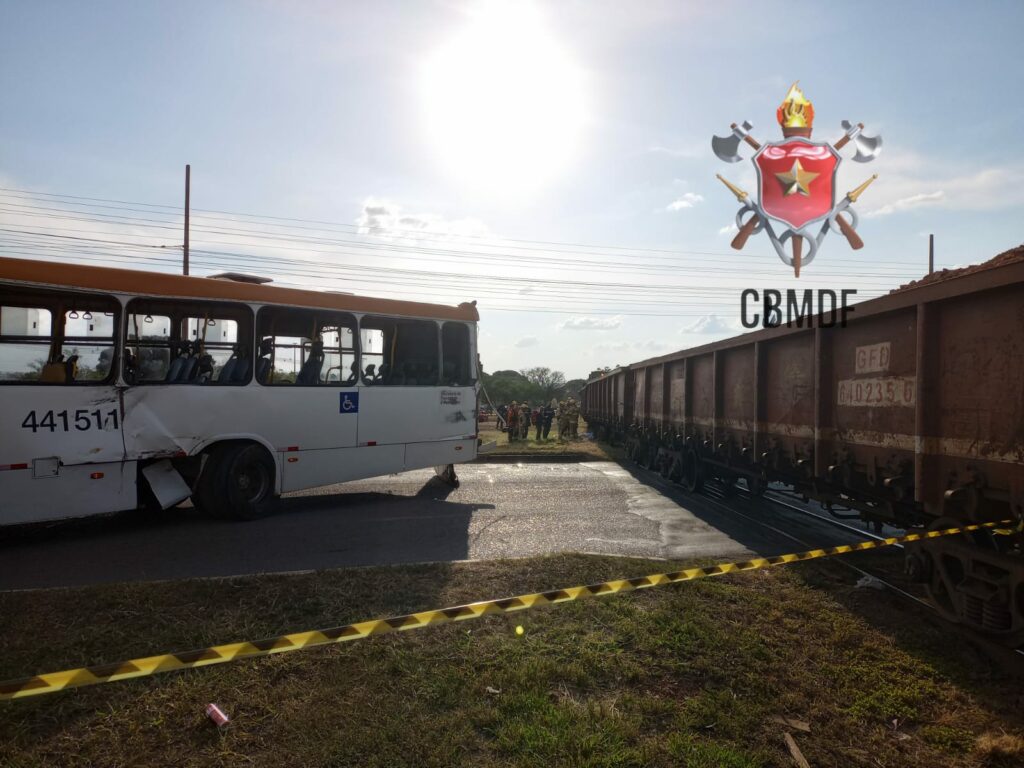 Motorista disse que ficou “preso” em um engarrafamento sobre a linha férrea