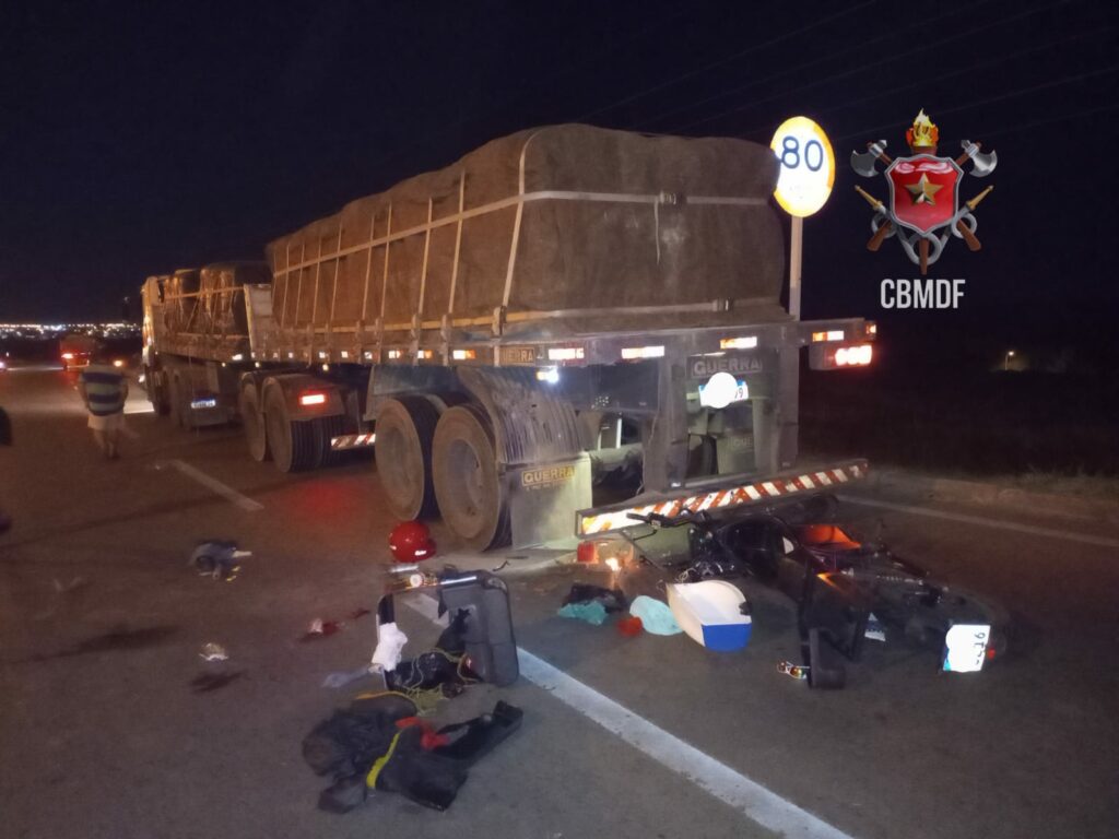 Grave acidente de trânsito em Taguatinga envolvendo moto elétrica e carreta