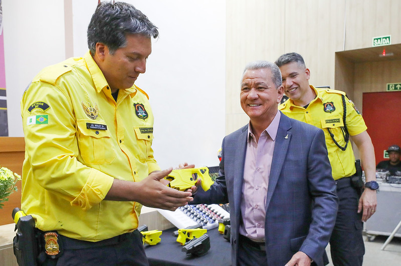 Agentes do Detran-DF recebem equipamentos de segurança para fiscalização