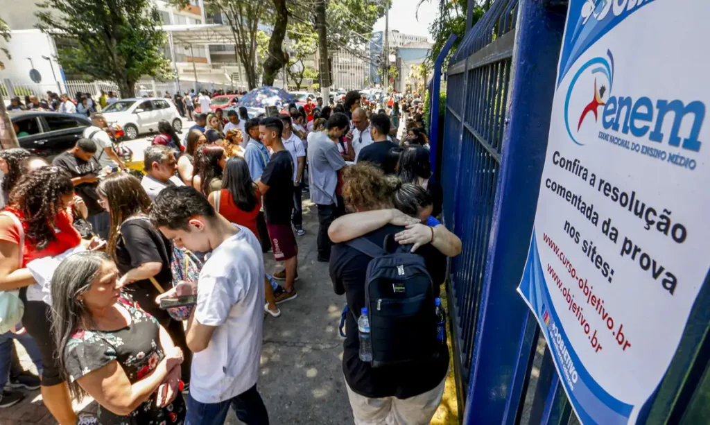 Mais de 3,9 milhões de estudantes realizam as provas da segunda etapa do Enem 2023