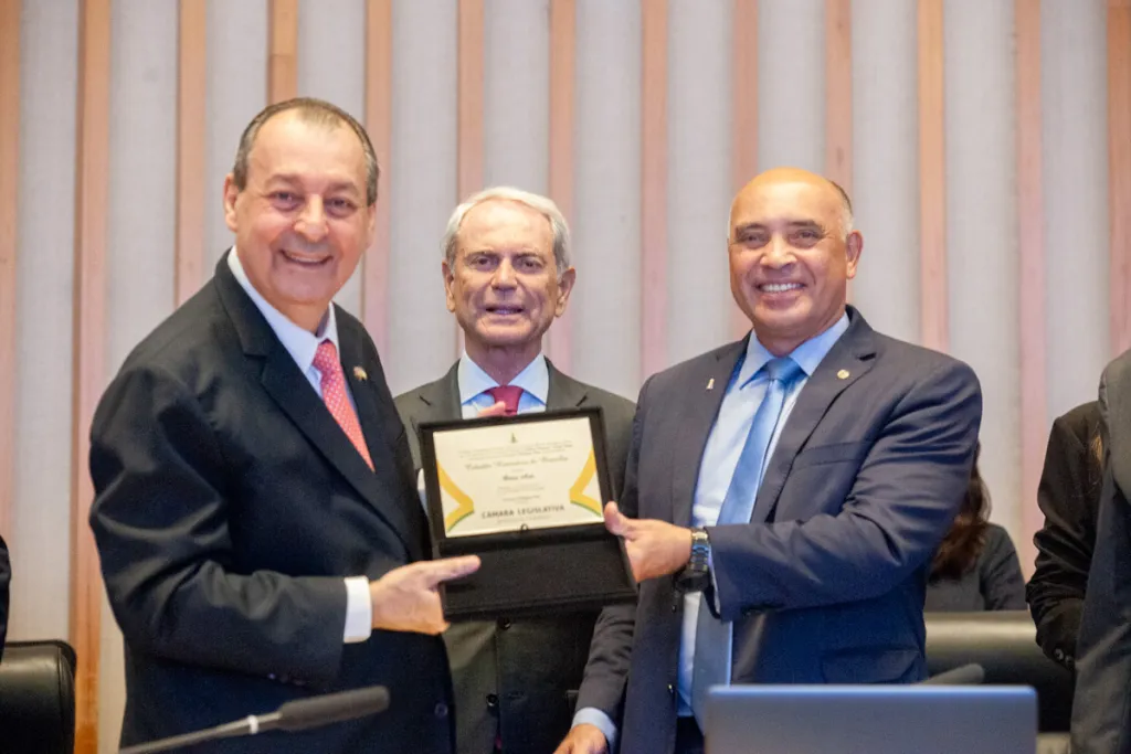 Senador Omar Aziz recebe título de cidadão honorário de Brasília na CLDF