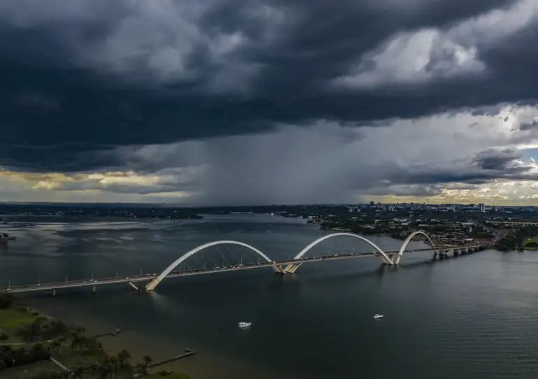 Forte temporal causa estragos e destruição no Distrito Federal neste sábado
