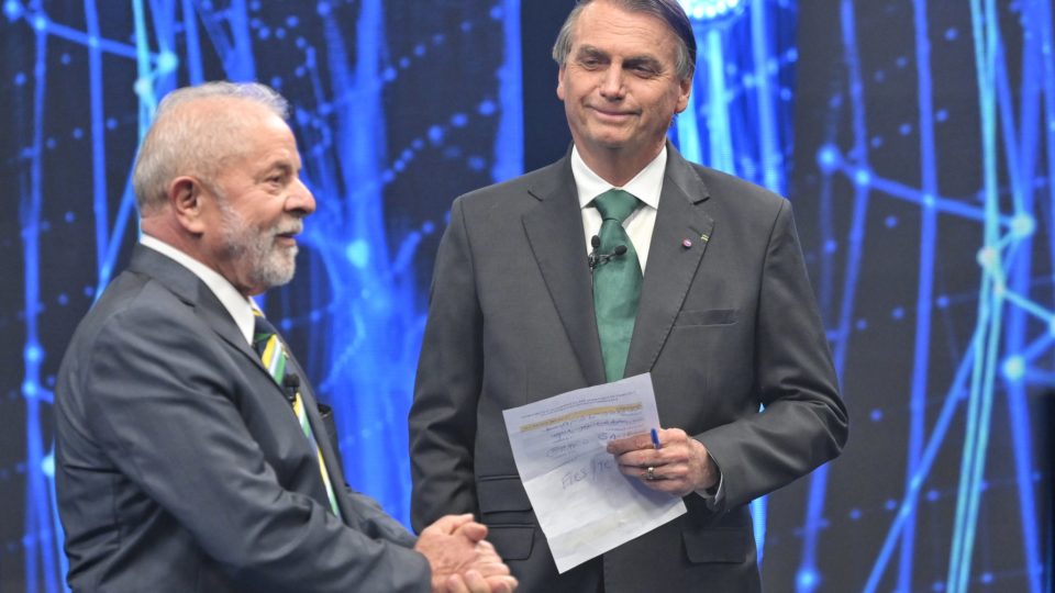 Bolsonaro venceria Lula se eleições fossem realizadas hoje, diz pesquisa