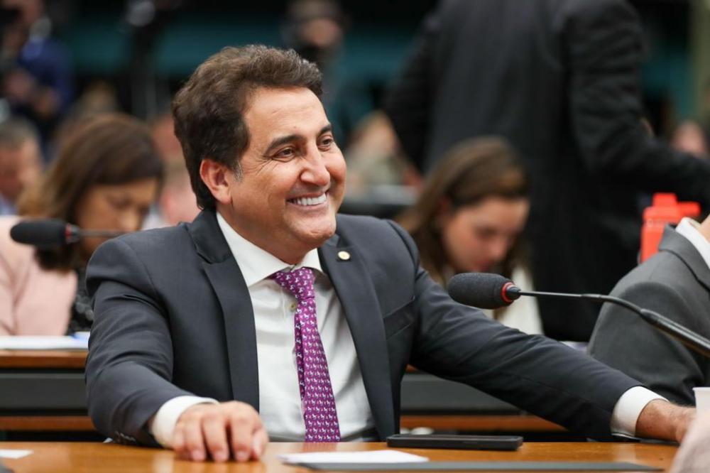 Relator da LDO 2024 parabeniza Gilvan Máximo pela inclusão do auxílio-moradia da PMDF e CBMDF no orçamento da União