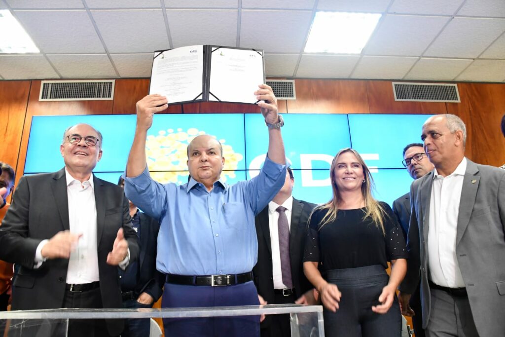 Ibaneis assina acordo para a troca de 100% da iluminação pública do DF por LED