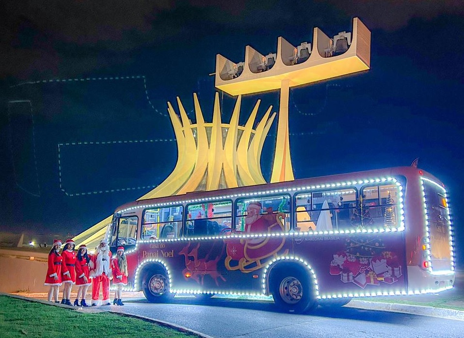 Ônibus é transformado na casa do Papai Noel para celebrar o Natal