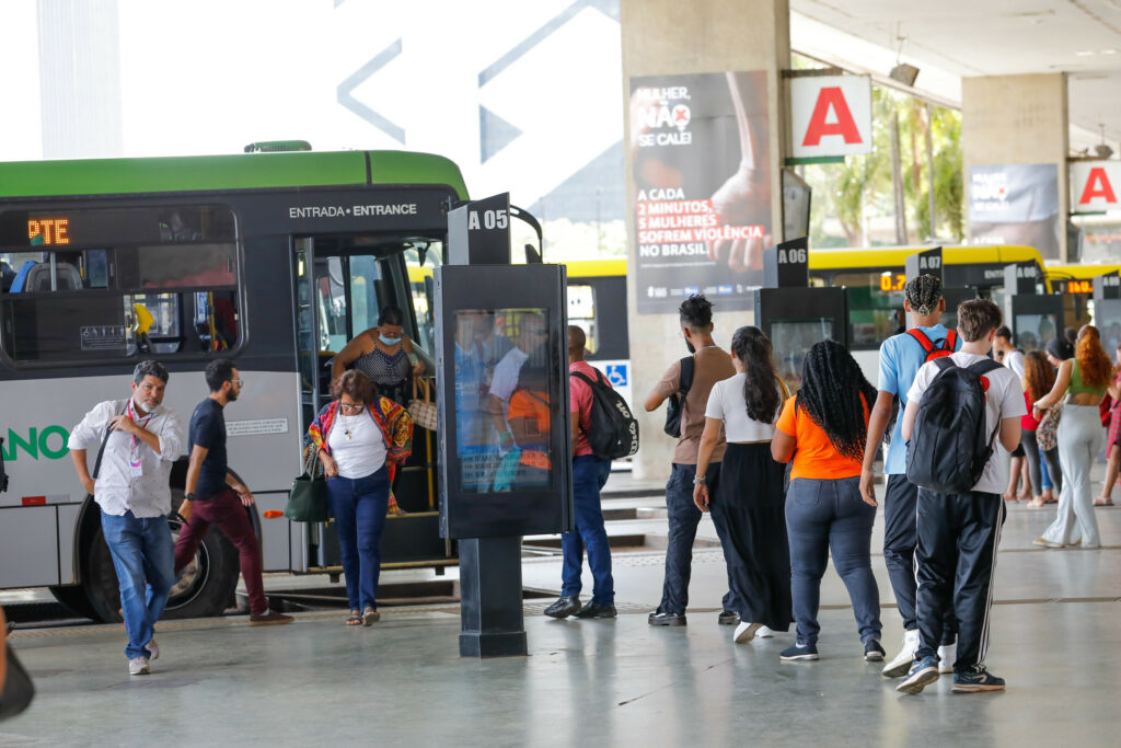 Ibaneis anuncia gratuidade de ônibus e metrô aos domingos e feriados