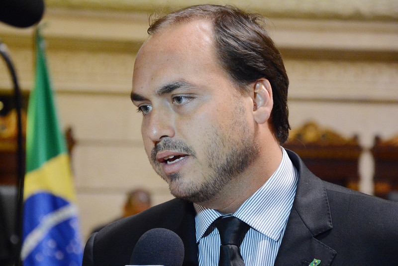 A mando de Alexandre de Moraes, Carlos Bolsonaro é alvo de buscas da Polícia Federal