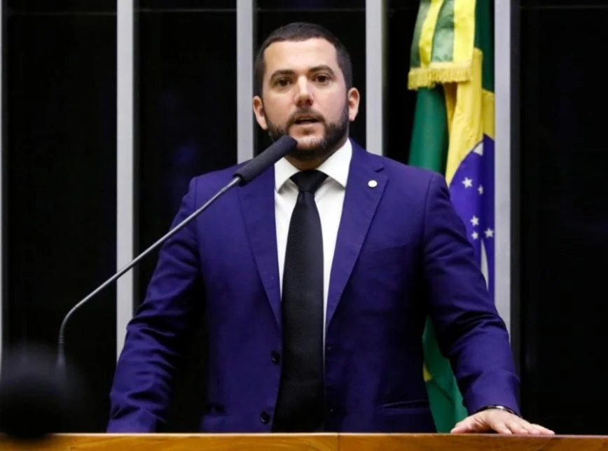 Parlamentar de oposição ao Governo Lula, Carlos Jordy é alvo de buscas pela PF