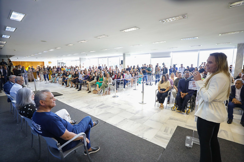 Diretores das escolas da rede pública de ensino do Distrito Federal tomam posse
