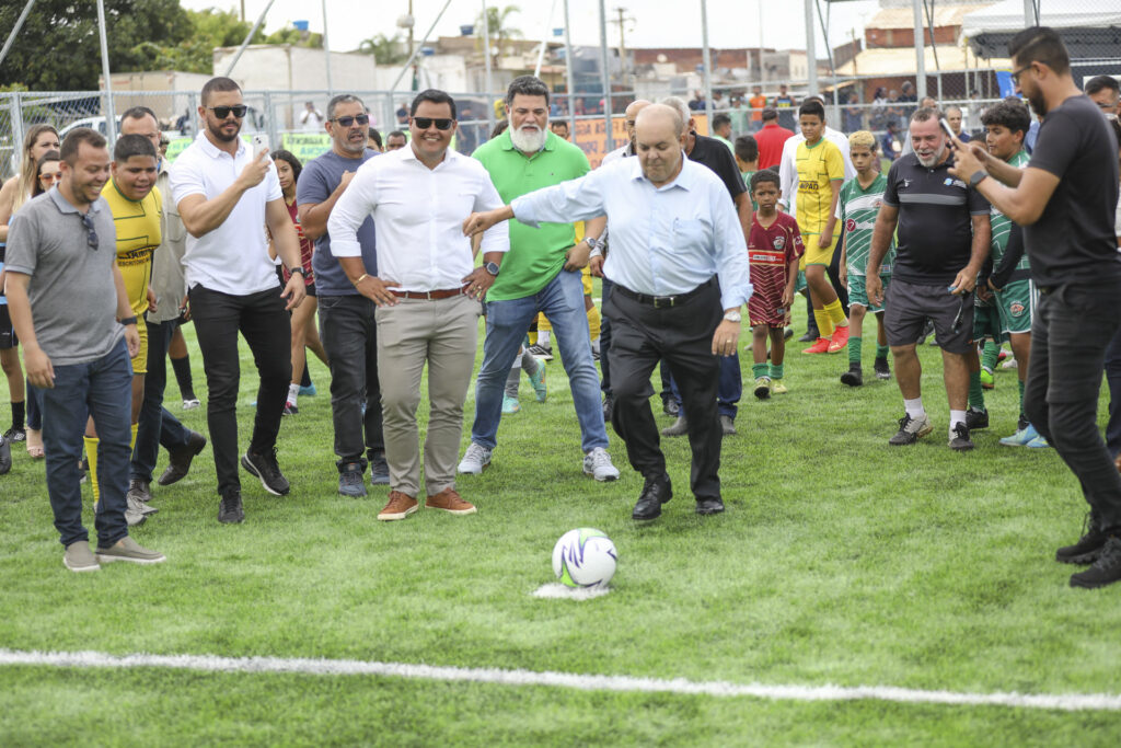 Governador Ibaneis inaugura campo sintético na Feira do Produtor de Ceilândia