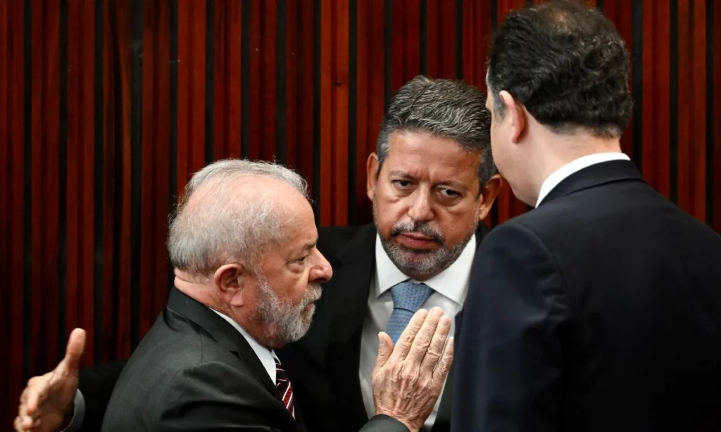 Lula sanciona Orçamento de 2024 com veto a Emendas de Comissão e revolta parlamentares