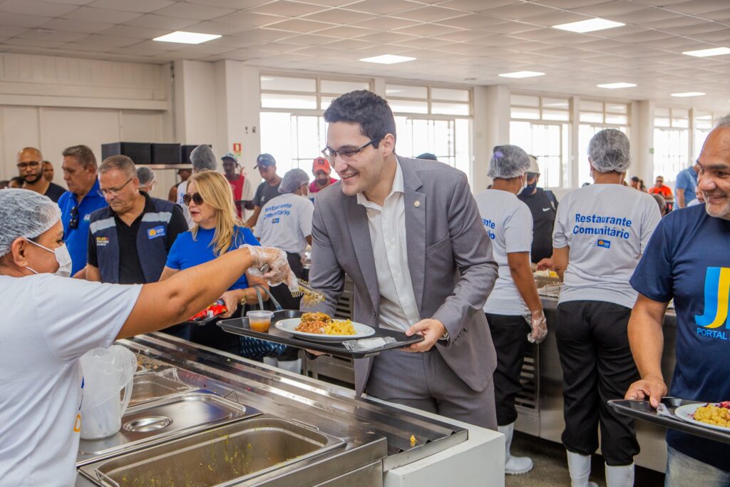 Celina regulamenta lei de Roriz Neto que inclui pagamento por pix em restaurantes comunitários