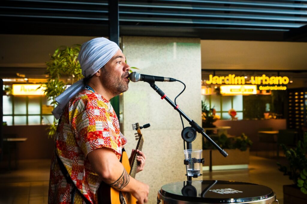 Em show gratuito, Alan Bê canta o melhor do Axé Music no Conjunto Nacional