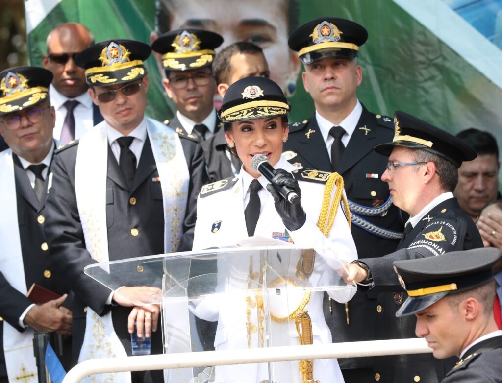 Ao lado de Ibaneis, nova comandante da PMDF anuncia saúde mental como prioridade