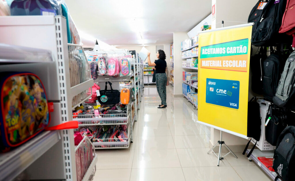 Governo do DF paga segundo lote do Cartão Material Escolar