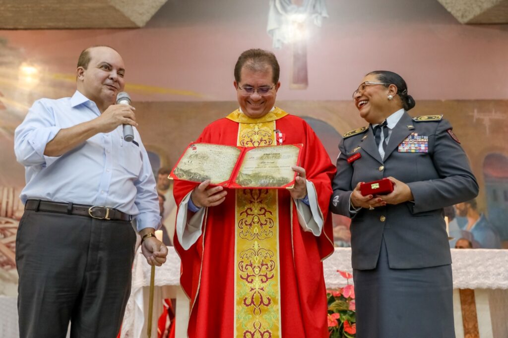 Governador Ibaneis concede medalha Imperador Dom Pedro II ao frei Rogério