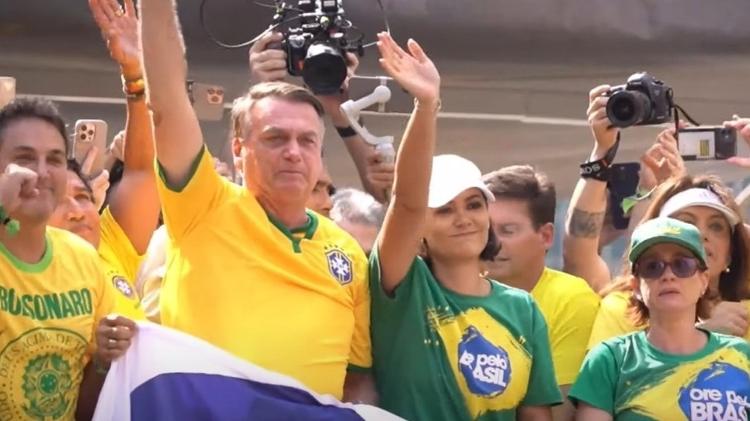 Bolsonaro mostra força, nega suposto golpe e pede anistia em megamanifestação