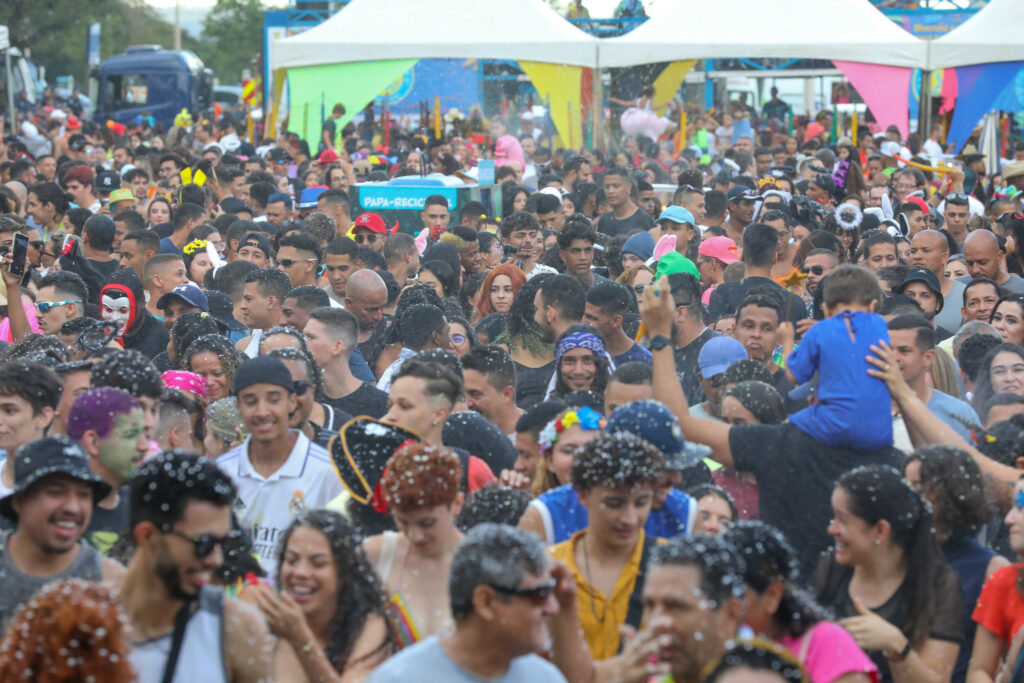 Doze blocos de rua circulam pelo Distrito Federal no último dia de Carnaval