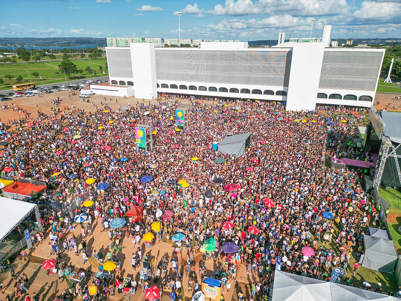 Blocos de Carnaval têm monitoramento de drones e câmeras no DF