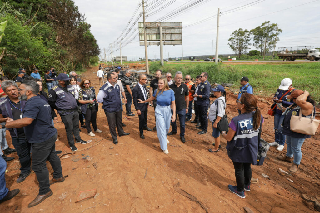 Celina acompanha força-tarefa de retirada de carcaças e entulhos em Taguatinga