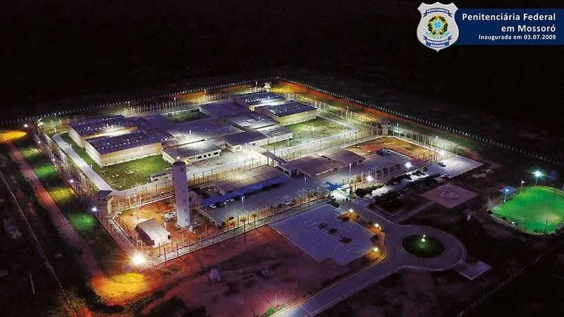 Dois presos do Comando Vermelho fogem de presídio federal