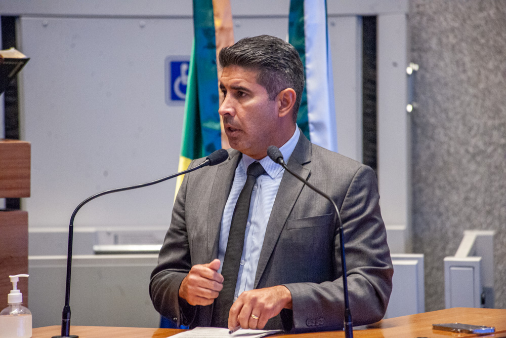 Em vídeo, deputado Roosevelt faz forte discurso contra o aborto