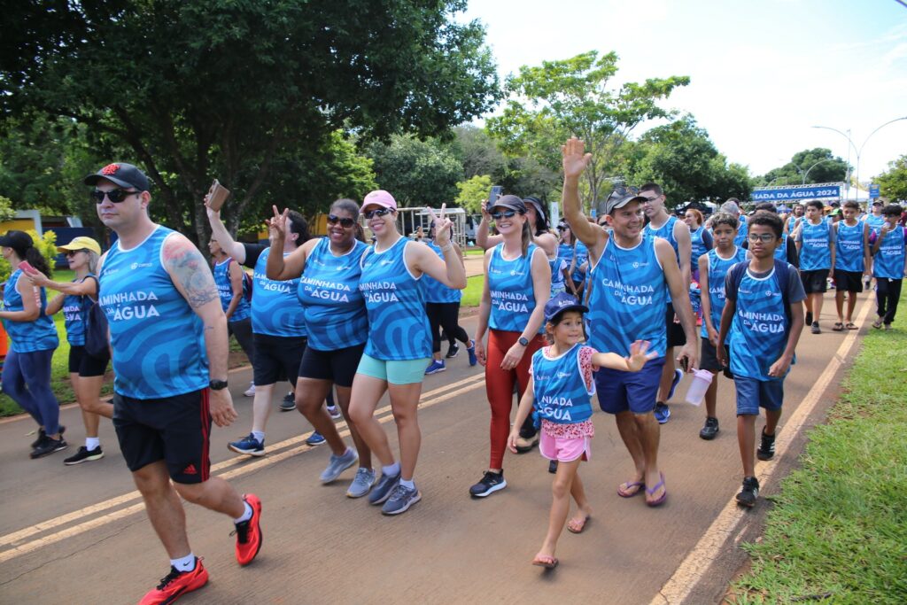 Caminhada da Água reúne crianças e adultos no Parque da Cidade
