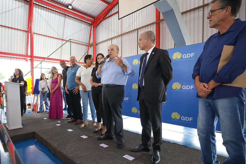 Ibaneis entrega escola classe no Itapoã para atender 1,2 mil alunos