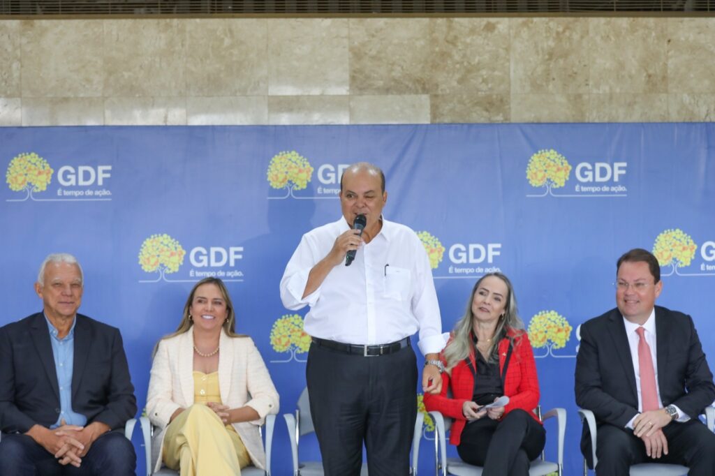 Ibaneis dá posse primeiros servidores da carreira previdenciária no DF