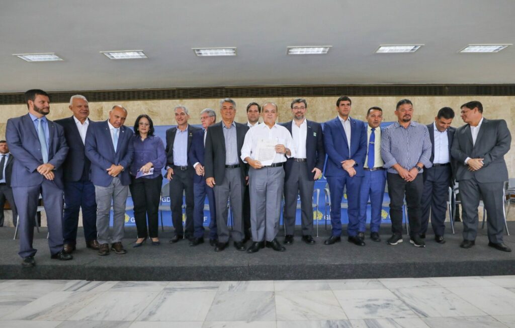 Com Ibaneis, DF atinge a marca de 800 contratos de regularização de empresas