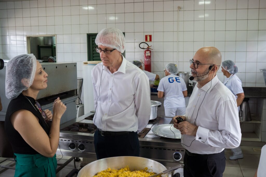 Autoridades do Reino Unido experimentam merenda de escola do DF