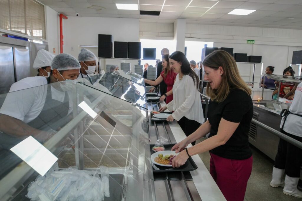 Representantes do Reino Unido visitam Restaurante Comunitário