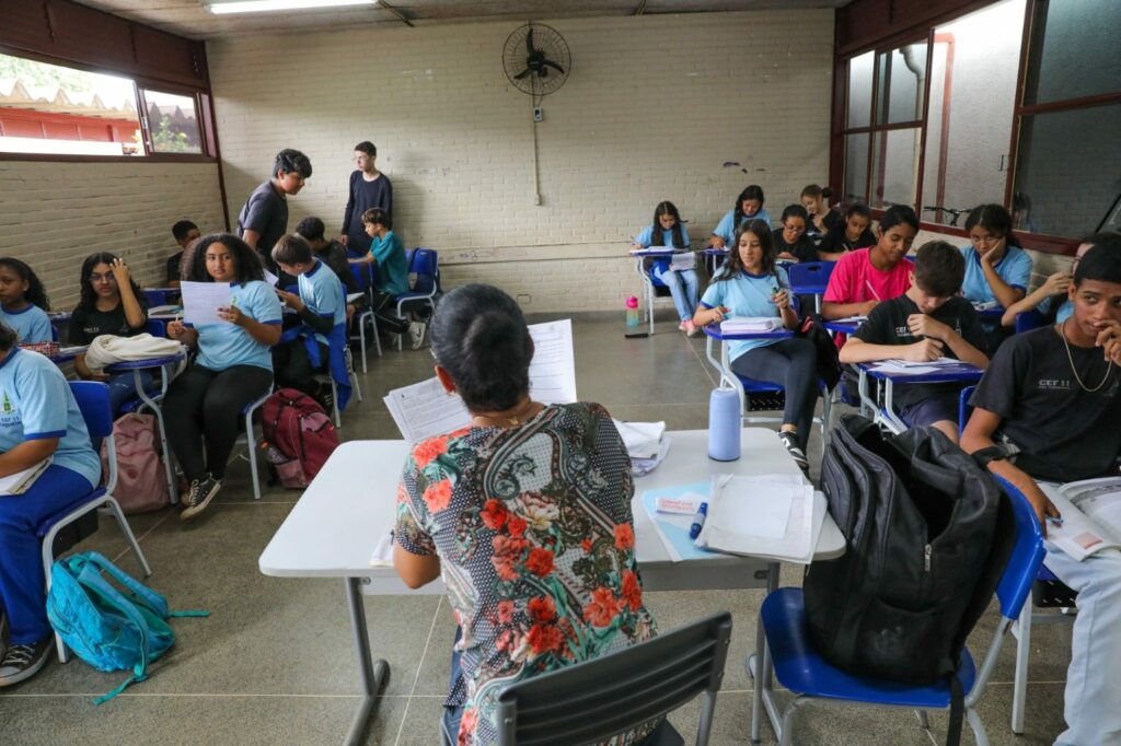 GDF vai investir R$ 2,2 bi a mais na carreira de magistério público até 2026