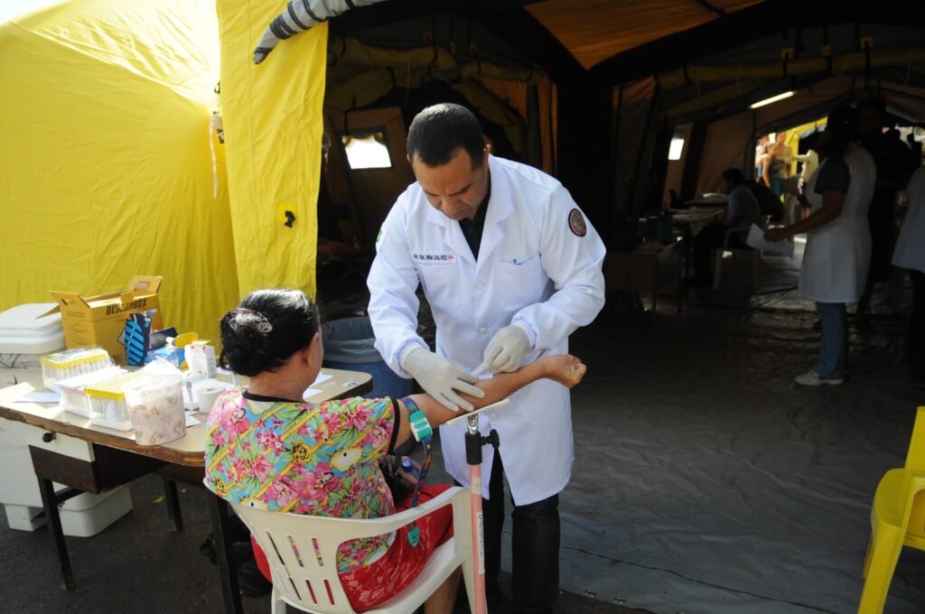 Tendas de acolhimento seguem modelo de hospitais de campanha
