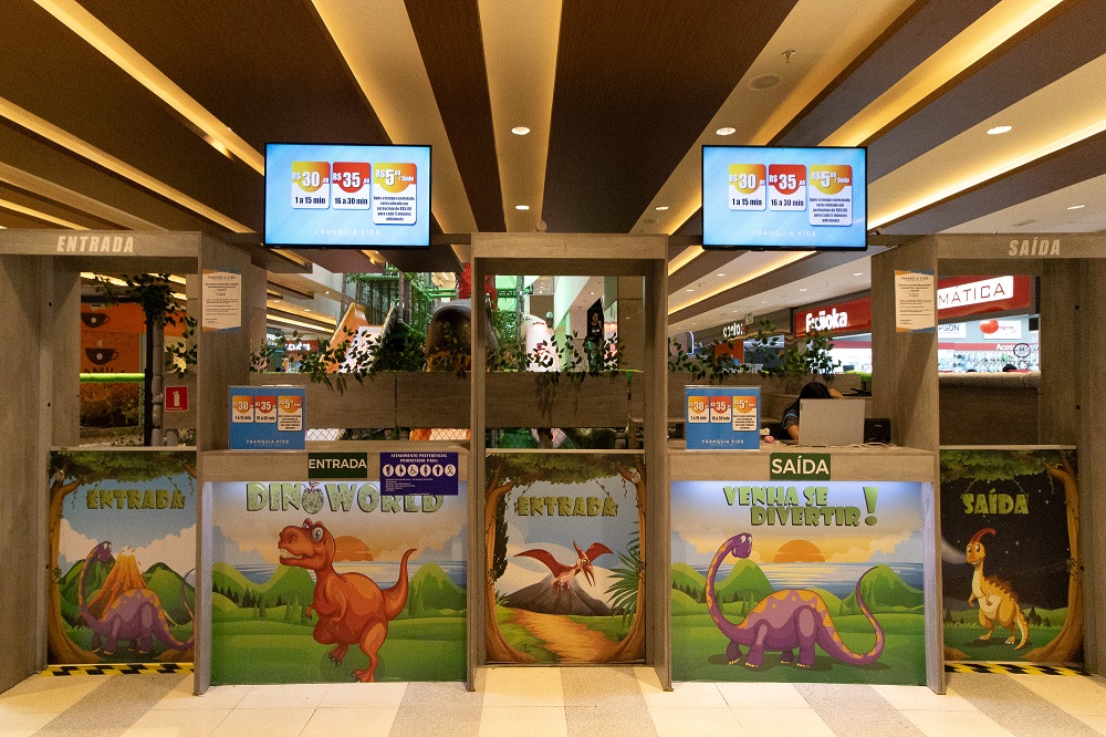 Parque com brinquedos temáticos de dinossauros segue no Conjunto