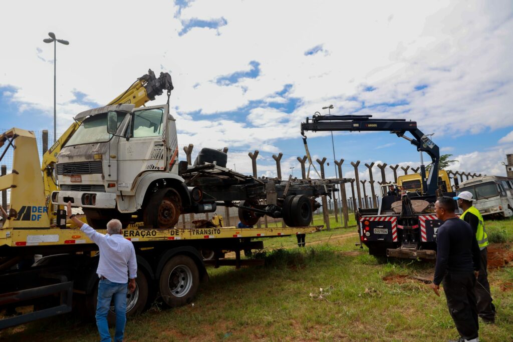Operação DF Livre de Carcaças remove carros na Papuda e no Guará