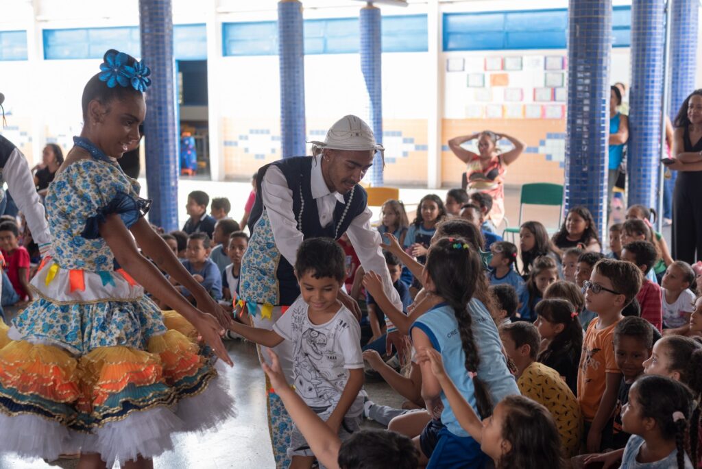 Festival de cultura popular em escolas promove imersão em tradições juninas