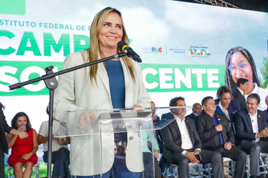 Celina destaca projeto que oferece atividades para crianças e profissionalização para mulheres