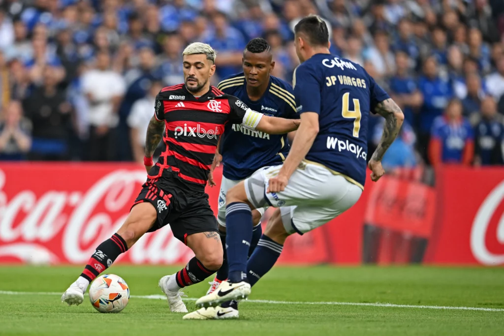 Flamengo joga mal e empata com Millonarios na Libertadores