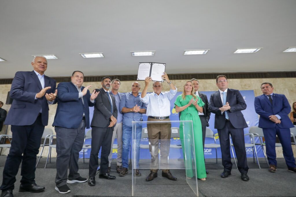 Ibaneis nomeia 220 concursados para cargos de analista e gestor