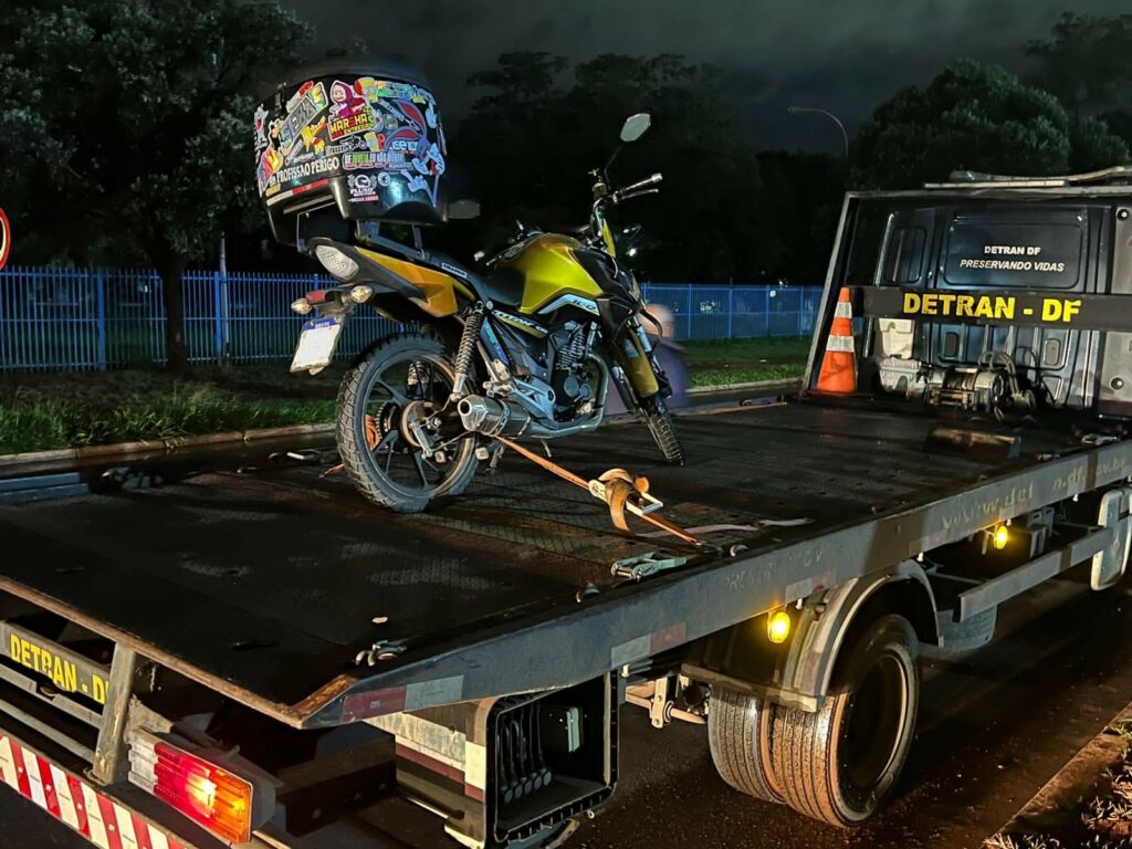 Moto com 331 infrações pilotada por condutor inabilitado na Asa Sul