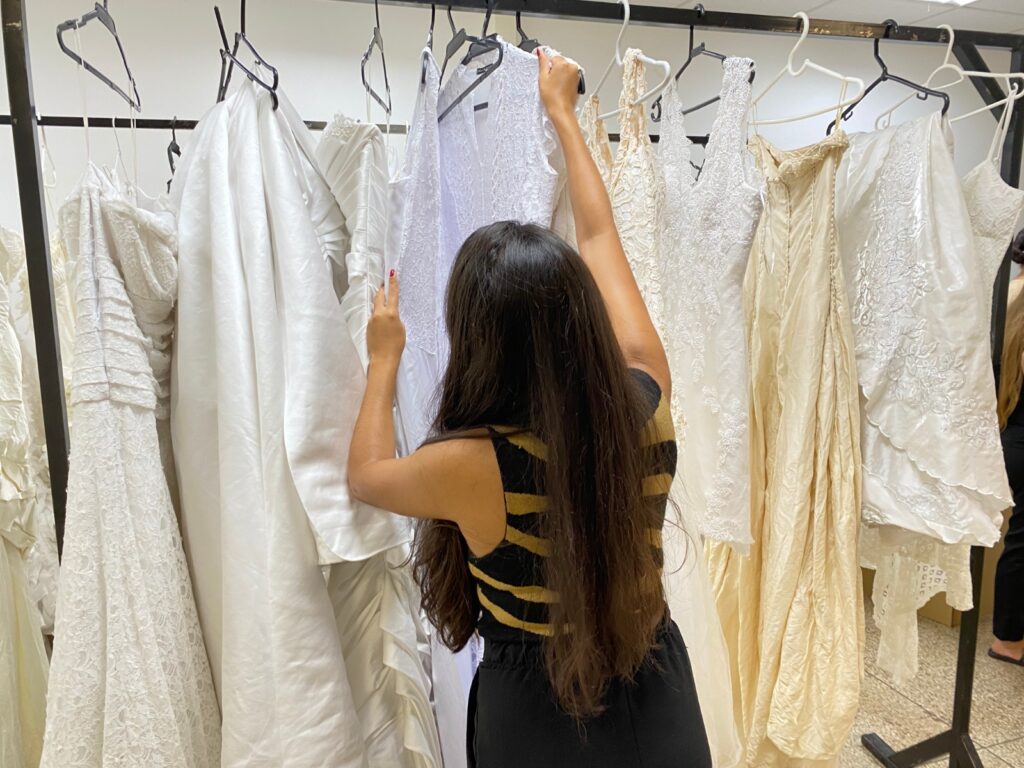 Noivas do Casamento Comunitário participam da prova de vestido